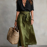 Vera™ | Set van twee delen: zwarte t-shirt en olijfgroene midi rok