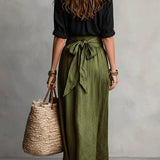 Vera™ | Set van twee delen: zwarte t-shirt en olijfgroene midi rok